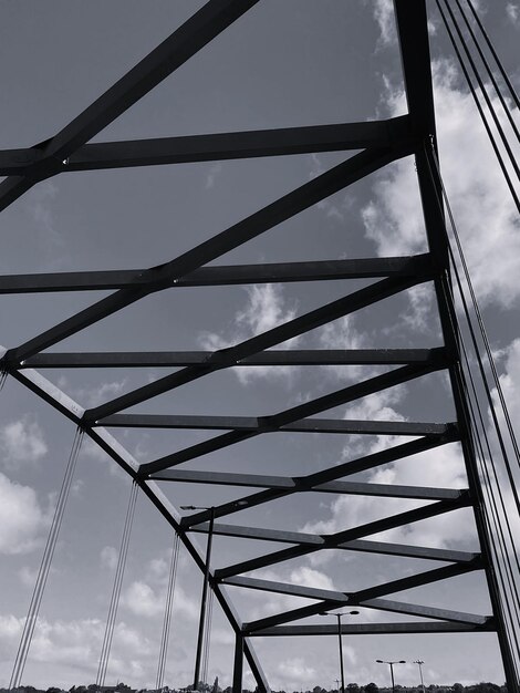 Photo low angle view of a bridge