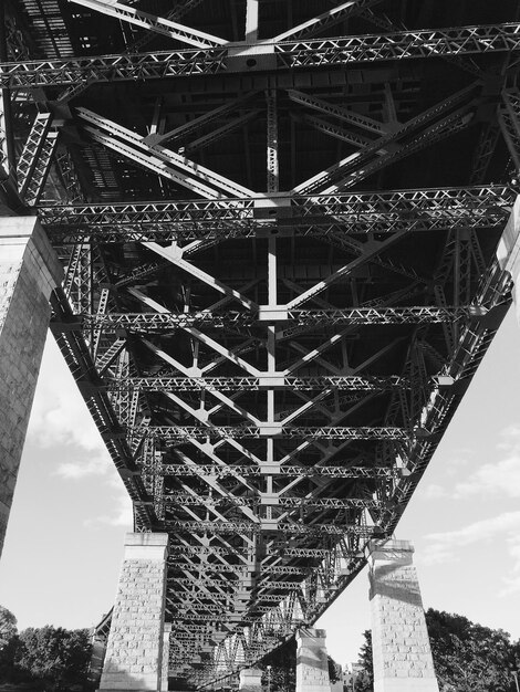 Photo low angle view of bridge