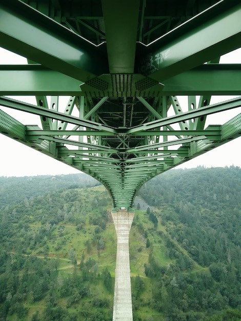 Foto vista a basso angolo del ponte