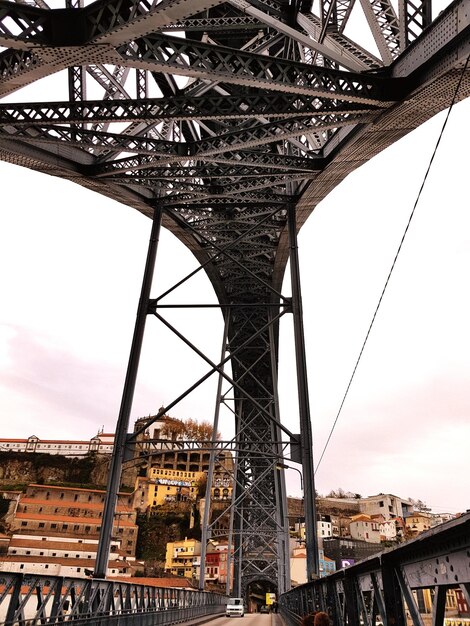 Foto vista a basso angolo del ponte