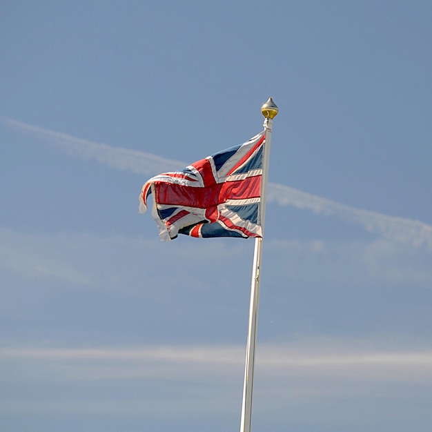 Foto vista a bassa angolazione della bandiera britannica contro il cielo