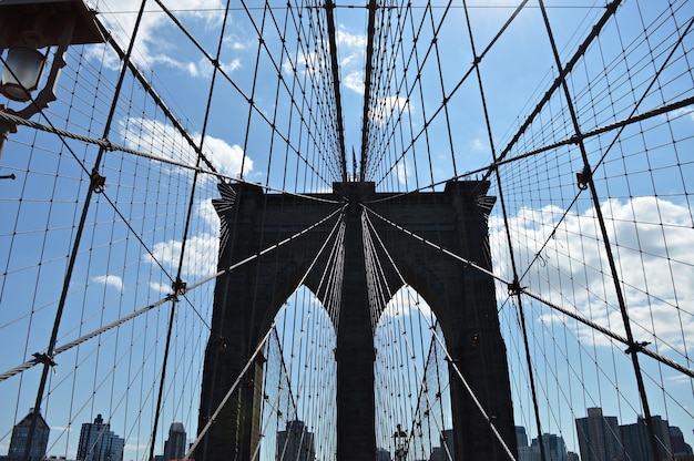 Foto vista a bassa angolazione del ponte di brooklyn