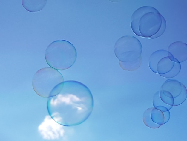 空に向かって泡の低角度の視点