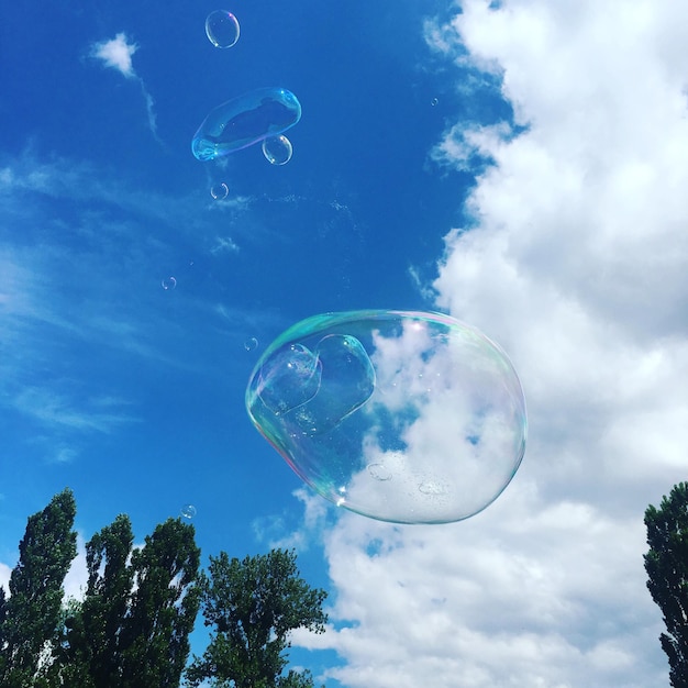 Foto vista a basso angolo delle bolle contro il cielo