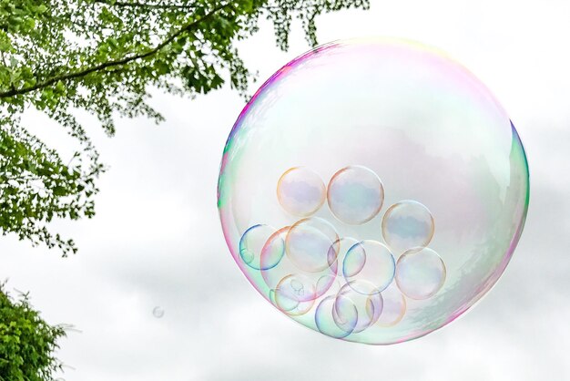 Photo low angle view of bubbles against sky