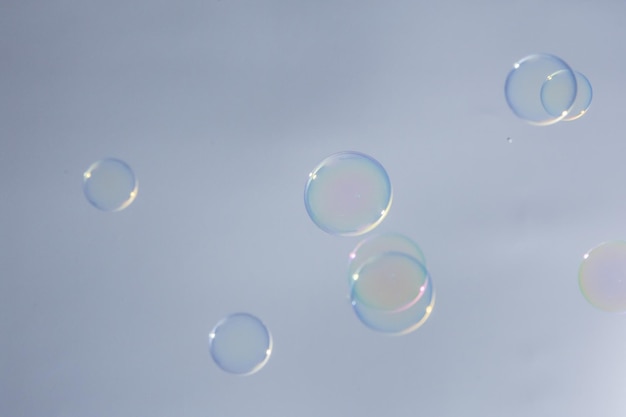 Photo low angle view of bubbles against sky