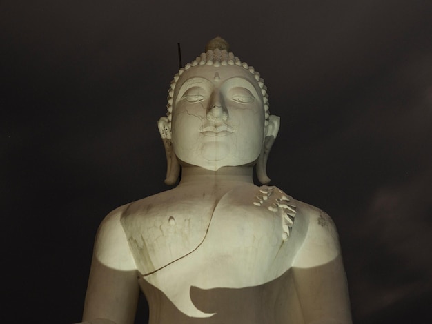 空に照らされた仏像の低角度の眺め
