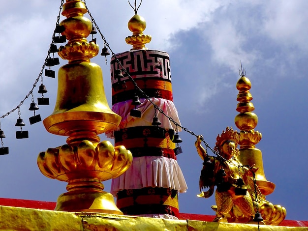 Foto vista a bassa angolazione della statua di buddha contro il cielo