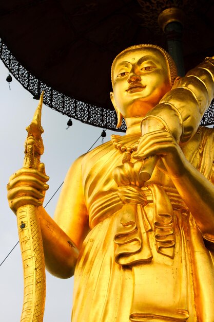 Foto vista a bassa angolazione della statua di buddha contro il cielo