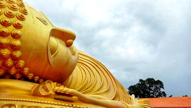 Foto vista a bassa angolazione della statua di buddha contro il cielo