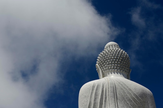 空に照らされた仏像の低角度の眺め