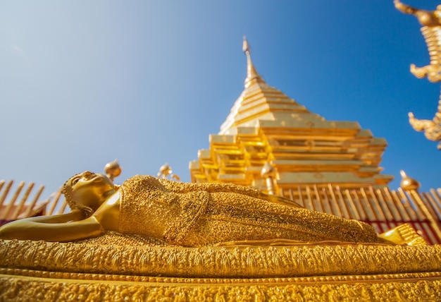 晴れた日に澄んだ青い空を背景に寺院の仏像の低角度の景色