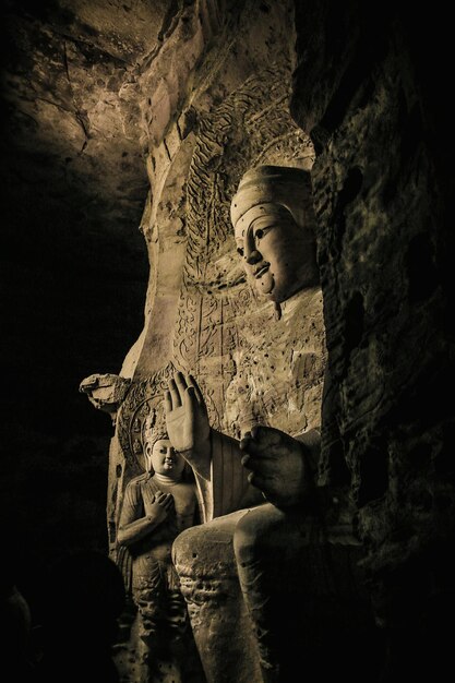 Photo low angle view of buddha statue in cave