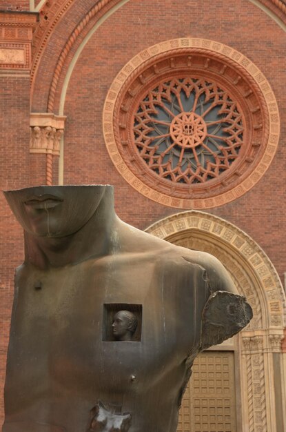 Foto vista a bassa angolazione della statua di buddha