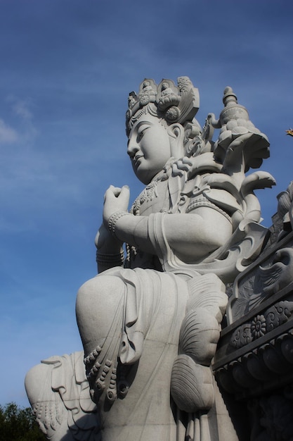 Foto vista a bassa angolazione della statua di buddha