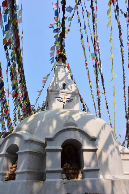 Foto vista a bassa angolazione dello stupa di buddha contro il cielo