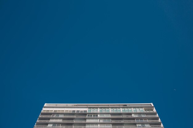 Foto vista ad angolo basso dell'edificio contro il cielo blu
