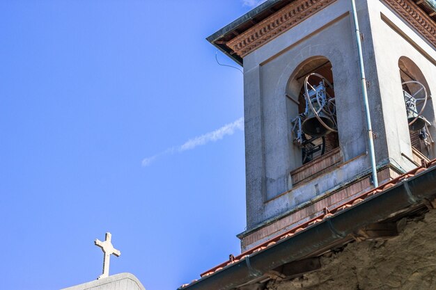 Foto vista ad angolo basso dell'edificio contro il cielo blu