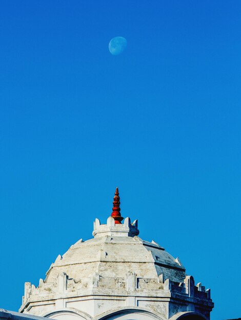 Foto vista a basso angolo di un edificio contro il cielo blu