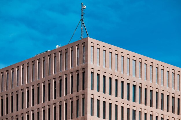 Photo low angle view of building against blue sky