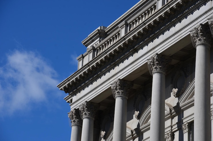 Photo low angle view of building against blue sky