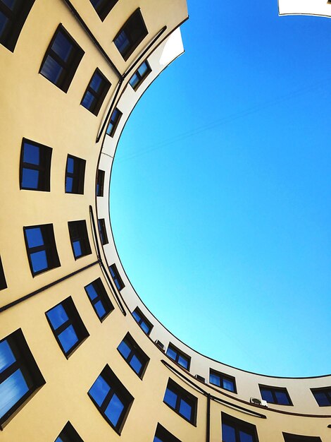 Foto vista ad angolo basso dell'edificio contro il cielo blu