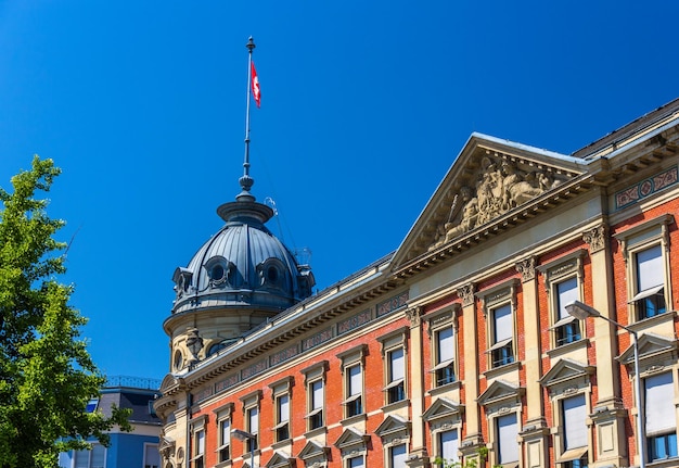 Photo low angle view of building against blue sky