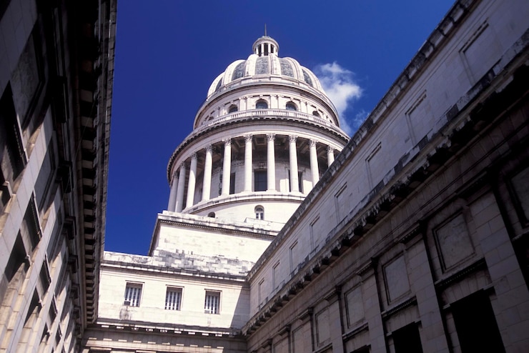 Photo low angle view of building against blue sky