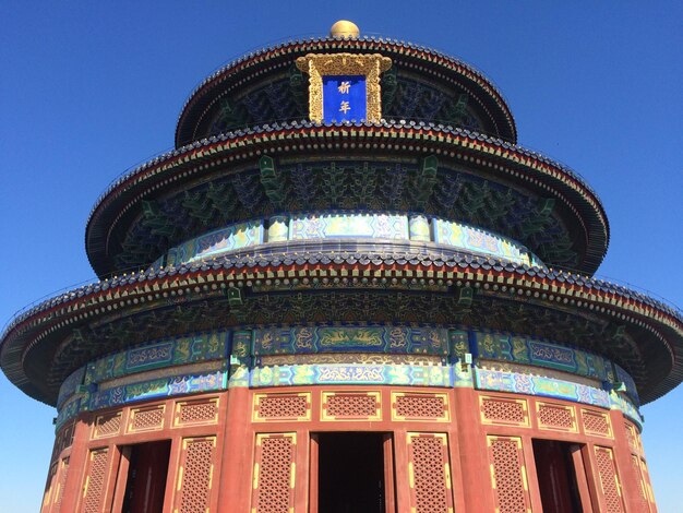 Foto vista ad angolo basso dell'edificio contro il cielo blu