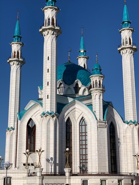 Photo low angle view of building against blue sky