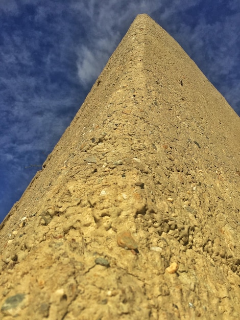 Photo low angle view of building against blue sky