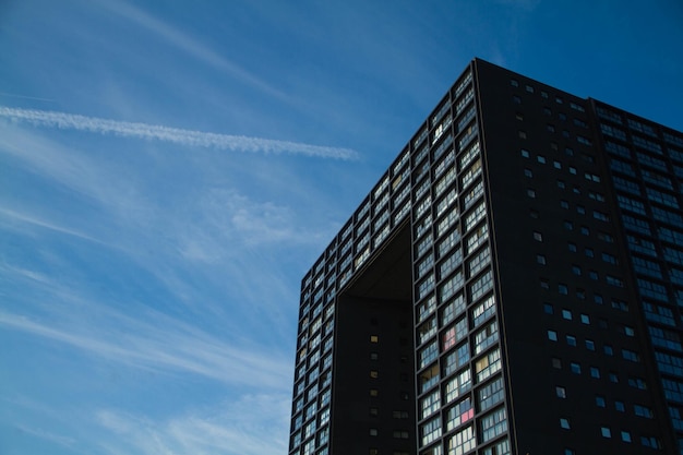 青い空を背景にした建物の低角度の景色