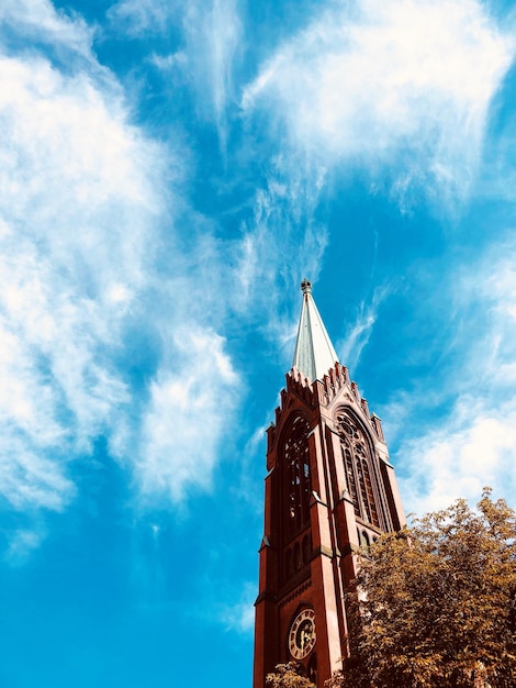 Photo low angle view of building against blue sky