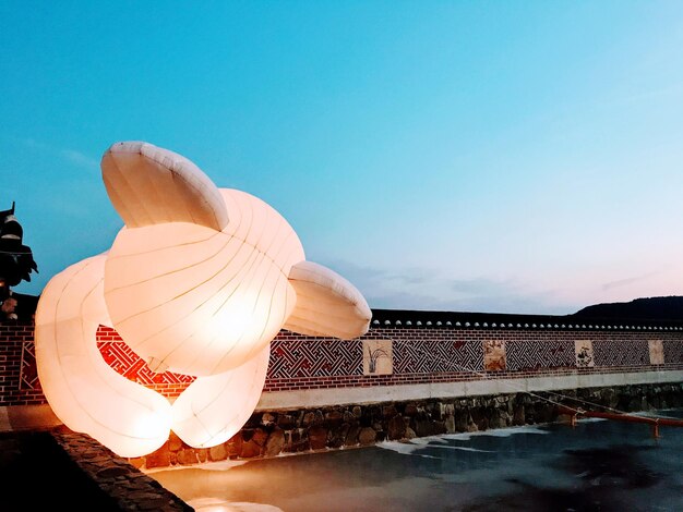 青い空を背景にした建物の低角度の景色