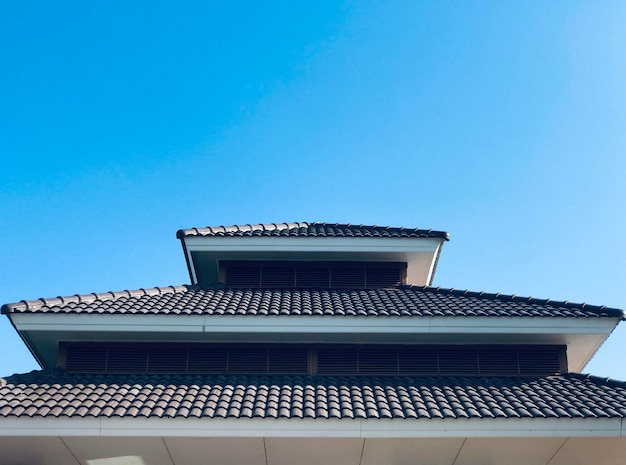 青い空を背景にした建物の低角度の景色