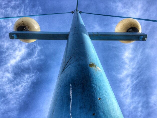 Foto inquadratura dal basso dell'edificio contro il cielo blu