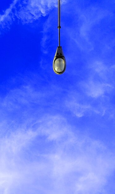 Foto vista ad angolo basso dell'edificio contro il cielo blu