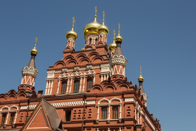 Photo low angle view of a building against blue sky