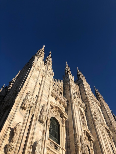 Photo low angle view of building against blue sky