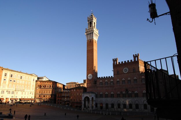 Foto vista ad angolo basso dell'edificio contro il cielo blu