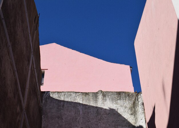 Photo low angle view of building against blue sky