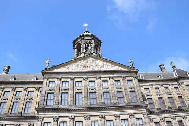 青い空を背景にした建物の低角度の景色