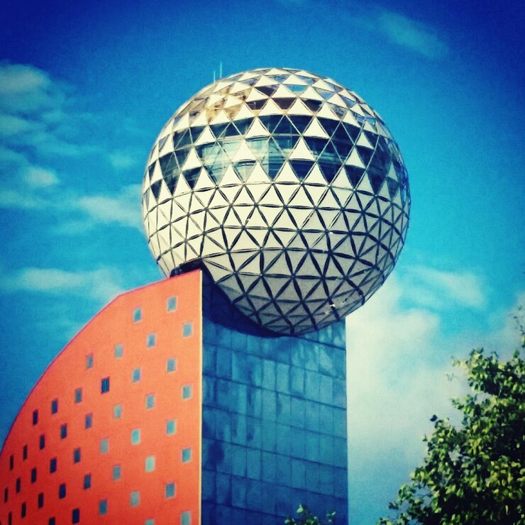 Photo low angle view of building against blue sky