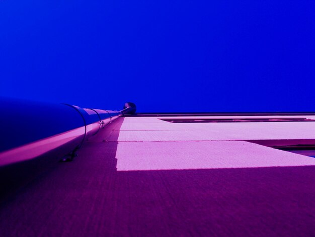 Photo low angle view of building against clear blue sky at dusk