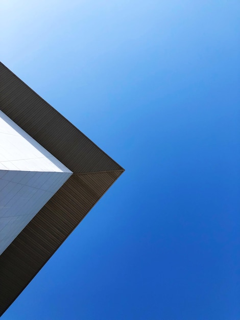 Foto vista a basso angolo dell'edificio contro un cielo blu limpido