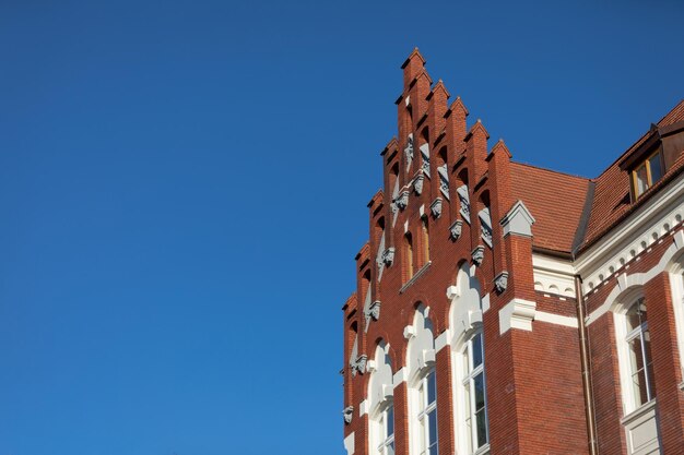 Foto vista a basso angolo dell'edificio contro un cielo blu limpido