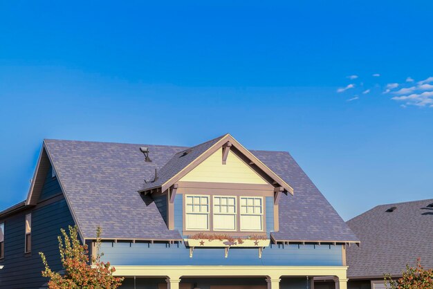 Photo low angle view of building against clear blue sky