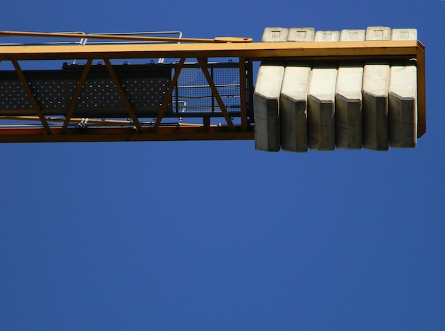 Foto vista a basso angolo dell'edificio contro un cielo blu limpido