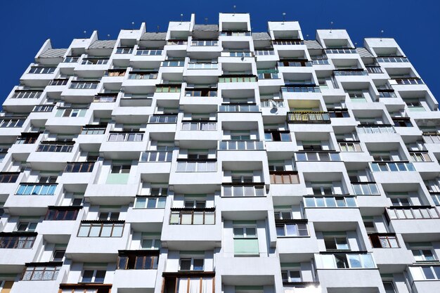 Photo low angle view of building against clear blue sky