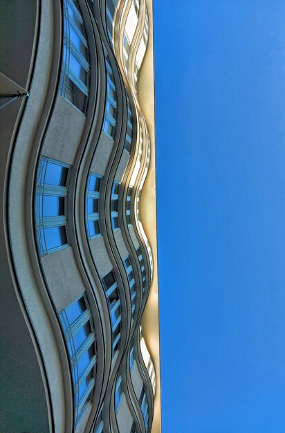 Foto vista a basso angolo dell'edificio contro un cielo blu limpido